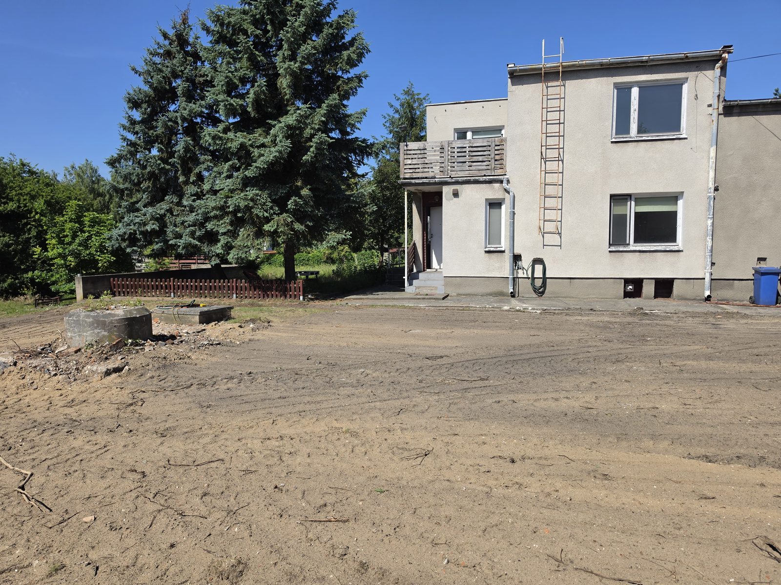Dom przy Działkowej 29A — piętrowy dom z balkonem na działce w Konstantynowie Łódzkim